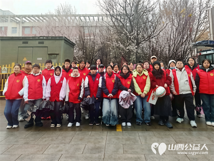 雨中砺志护公考志愿警蓝暖尧都 临汾市文明交通志愿者协会与市交警支队协作以20个考点校区为重点开展交通护岗行动为考生营造安全的应考环境 - 第1张