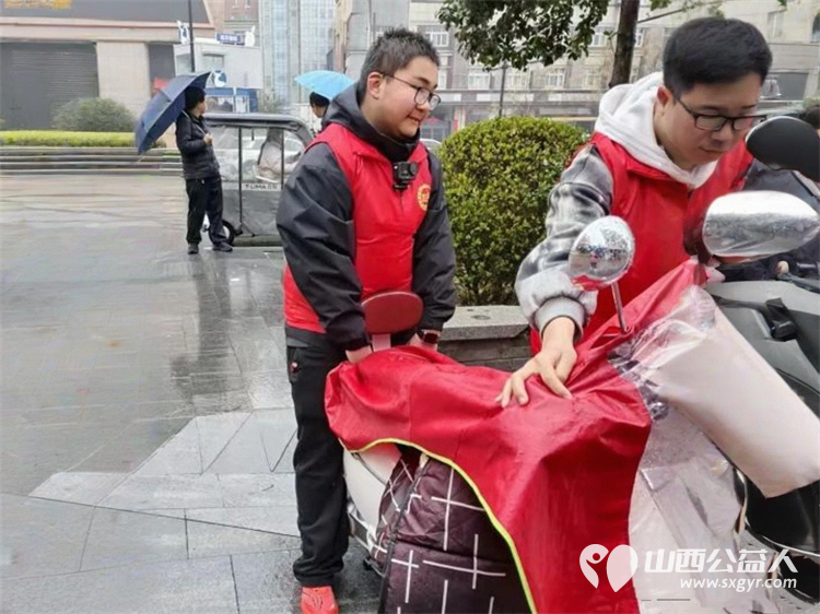 雨中砺志护公考志愿警蓝暖尧都 临汾市文明交通志愿者协会与市交警支队协作以20个考点校区为重点开展交通护岗行动为考生营造安全的应考环境 - 第11张