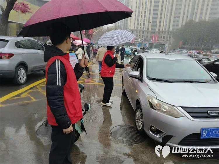 雨中砺志护公考志愿警蓝暖尧都 临汾市文明交通志愿者协会与市交警支队协作以20个考点校区为重点开展交通护岗行动为考生营造安全的应考环境 - 第10张
