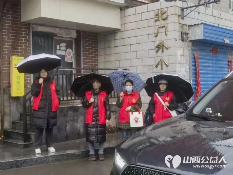 雨中砺志护公考志愿警蓝暖尧都 临汾市文明交通志愿者协会与市交警支队协作以20个考点校区为重点开展交通护岗行动为考生营造安全的应考环境 - 第4张