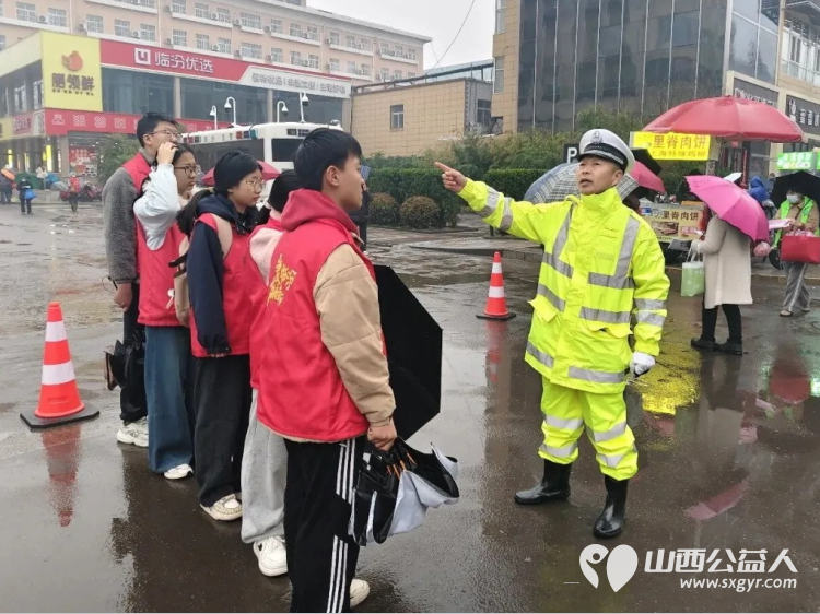 雨中砺志护公考志愿警蓝暖尧都 临汾市文明交通志愿者协会与市交警支队协作以20个考点校区为重点开展交通护岗行动为考生营造安全的应考环境 - 第8张