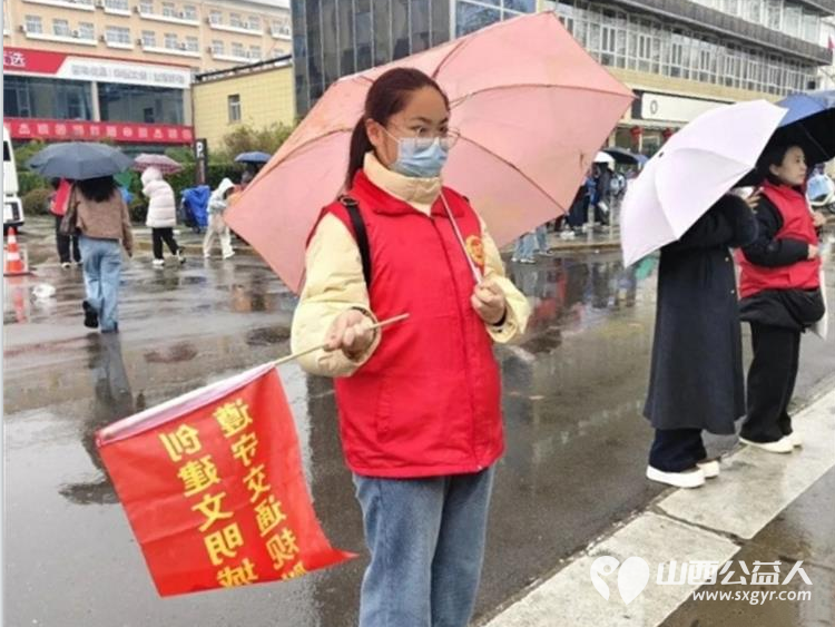 雨中砺志护公考志愿警蓝暖尧都 临汾市文明交通志愿者协会与市交警支队协作以20个考点校区为重点开展交通护岗行动为考生营造安全的应考环境 - 第6张