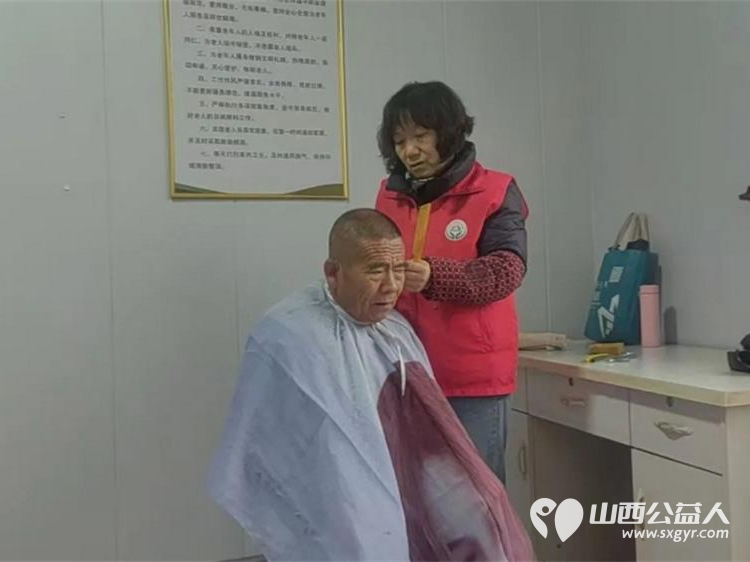 介休市敬老协会志愿者3月14日走进义安镇降家寨村在降家寨村老年日间照料中心为老人理发 - 第4张