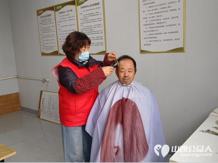 介休市敬老协会志愿者3月14日走进义安镇降家寨村在降家寨村老年日间照料中心为老人理发 - 第5张