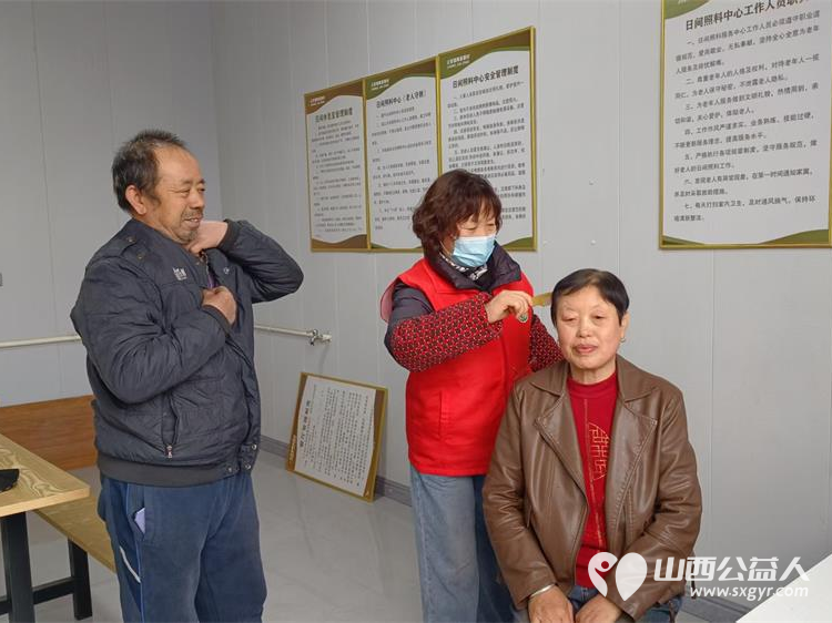 介休市敬老协会志愿者3月14日走进义安镇降家寨村在降家寨村老年日间照料中心为老人理发 - 第6张