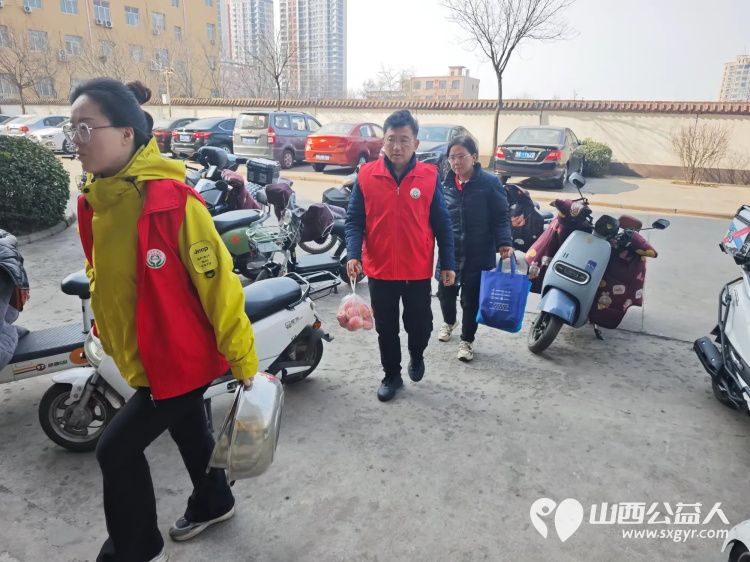 介休市敬老协会志愿者入户连福镇刘家山村85岁特困段冲浪老人家（现居住裕康嘉苑4期）为老人包饺子 - 第2张