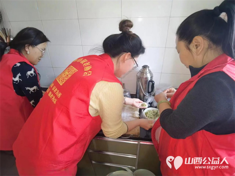 介休市敬老协会志愿者入户连福镇刘家山村85岁特困段冲浪老人家（现居住裕康嘉苑4期）为老人包饺子 - 第3张