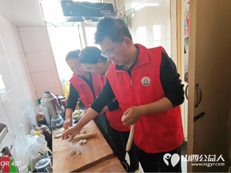 介休市敬老协会志愿者入户连福镇刘家山村85岁特困段冲浪老人家（现居住裕康嘉苑4期）为老人包饺子 - 第1张