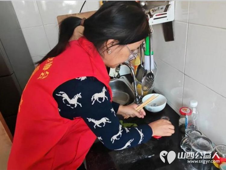 介休市敬老协会志愿者入户连福镇刘家山村85岁特困段冲浪老人家（现居住裕康嘉苑4期）为老人包饺子 - 第4张