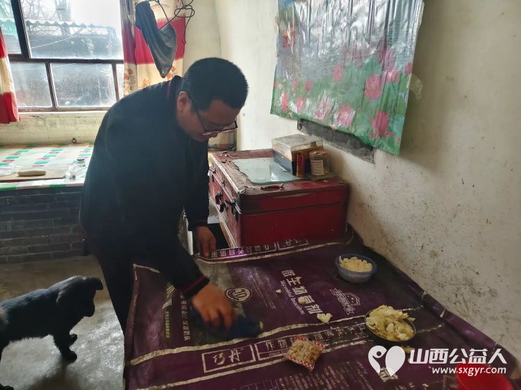 介休市敬老协会志愿者走进连福镇刘家山村入户81岁特困武万䘵老人家打扫室内外卫生理发做饭包饺子并为老人送去牛奶一箱 - 第6张