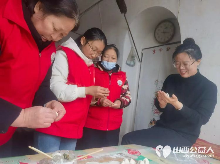 介休市敬老协会志愿者走进连福镇刘家山村入户81岁特困武万䘵老人家打扫室内外卫生理发做饭包饺子并为老人送去牛奶一箱 - 第4张