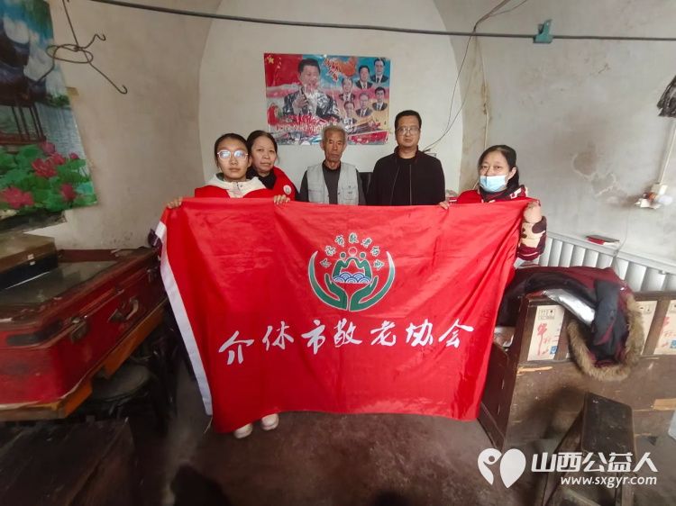 介休市敬老协会志愿者走进连福镇刘家山村入户81岁特困武万䘵老人家打扫室内外卫生理发做饭包饺子并为老人送去牛奶一箱 - 第1张