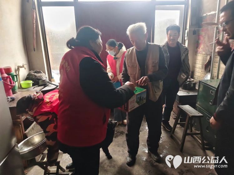 介休市敬老协会志愿者走进连福镇刘家山村入户81岁特困武万䘵老人家打扫室内外卫生理发做饭包饺子并为老人送去牛奶一箱 - 第3张