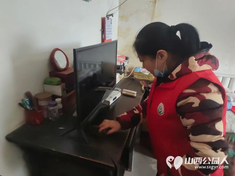 介休市敬老协会志愿者走进连福镇刘家山村入户81岁特困武万䘵老人家打扫室内外卫生理发做饭包饺子并为老人送去牛奶一箱 - 第8张