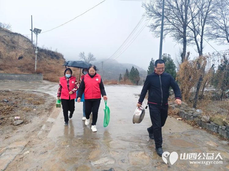 介休市敬老协会志愿者走进连福镇刘家山村入户81岁特困武万䘵老人家打扫室内外卫生理发做饭包饺子并为老人送去牛奶一箱 - 第2张