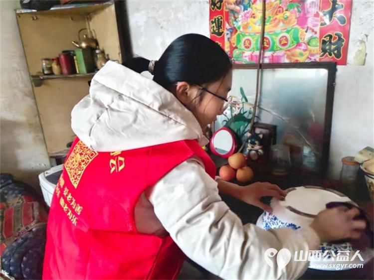 介休市敬老协会志愿者走进连福镇刘家山村入户81岁特困武万䘵老人家打扫室内外卫生理发做饭包饺子并为老人送去牛奶一箱 - 第7张