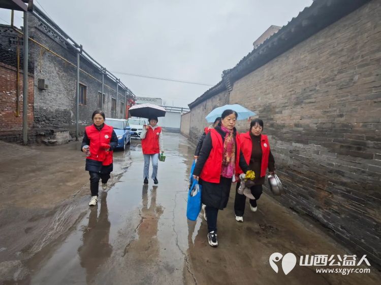 介休市敬老协会志愿者走进义安镇降家寨村入户81岁特困李基栋老人家为老人打扫室内外卫生做饭包饺子为老人送去牛奶一箱 - 第2张