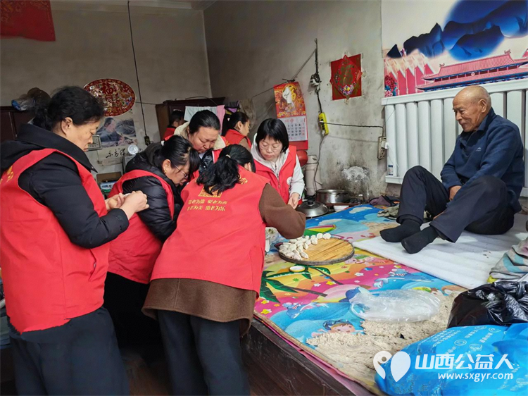 介休市敬老协会志愿者走进义安镇降家寨村入户81岁特困李基栋老人家为老人打扫室内外卫生做饭包饺子为老人送去牛奶一箱 - 第6张