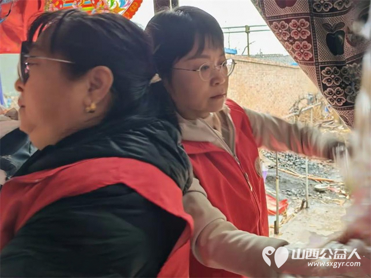 介休市敬老协会志愿者走进义安镇降家寨村入户81岁特困李基栋老人家为老人打扫室内外卫生做饭包饺子为老人送去牛奶一箱 - 第11张