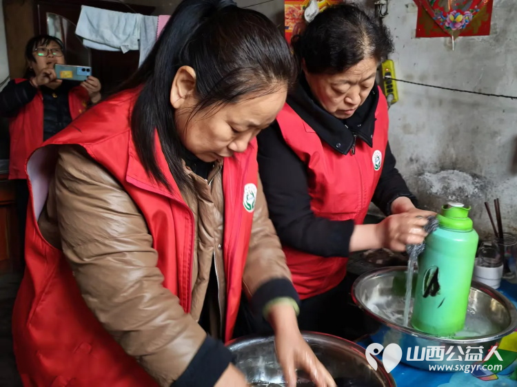 介休市敬老协会志愿者走进义安镇降家寨村入户81岁特困李基栋老人家为老人打扫室内外卫生做饭包饺子为老人送去牛奶一箱 - 第10张