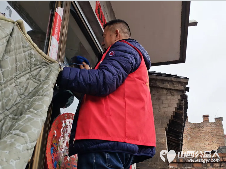 介休市敬老协会志愿者走进义安镇降家寨村入户81岁特困李基栋老人家为老人打扫室内外卫生做饭包饺子为老人送去牛奶一箱 - 第9张