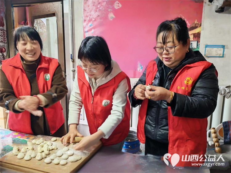 介休市敬老协会志愿者走进义安镇降家寨村入户81岁特困李基栋老人家为老人打扫室内外卫生做饭包饺子为老人送去牛奶一箱 - 第7张
