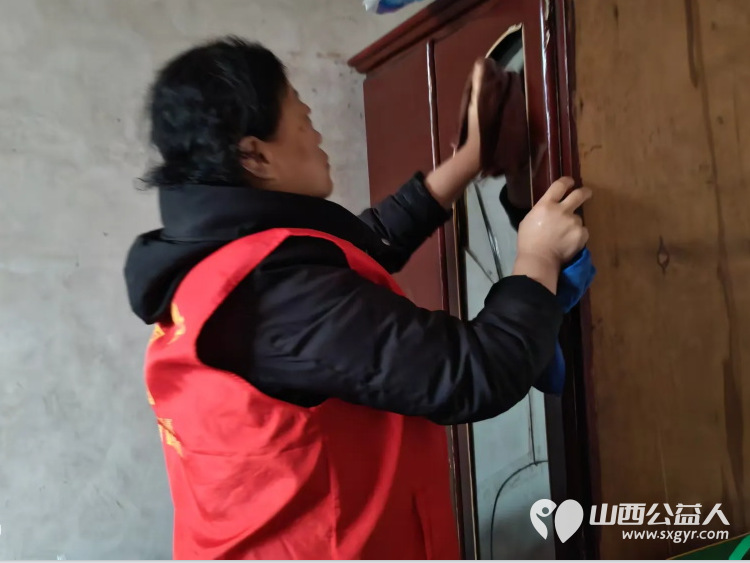 介休市敬老协会志愿者走进义安镇降家寨村入户81岁特困李基栋老人家为老人打扫室内外卫生做饭包饺子为老人送去牛奶一箱 - 第3张