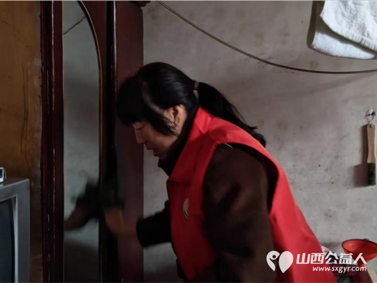 介休市敬老协会志愿者走进义安镇降家寨村入户81岁特困李基栋老人家为老人打扫室内外卫生做饭包饺子为老人送去牛奶一箱 - 第4张