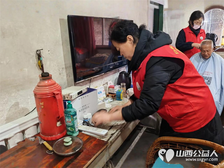 介休市敬老协会志愿者走进义安镇洪湘村入户83岁特困郭士亿老人家为老人打扫室内外卫生理发做饭包饺子为每位老人送去牛奶一箱 - 第5张