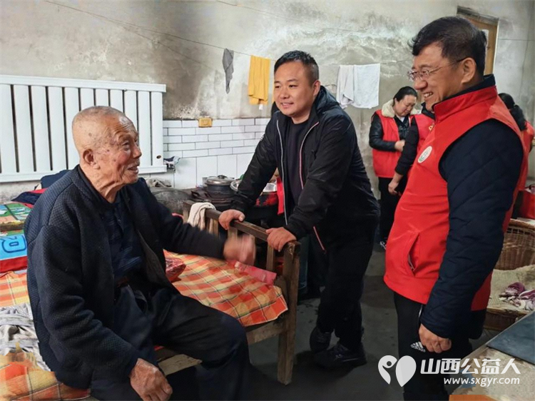 介休市敬老协会志愿者走进义安镇洪湘村入户83岁特困郭士亿老人家为老人打扫室内外卫生理发做饭包饺子为每位老人送去牛奶一箱 - 第12张