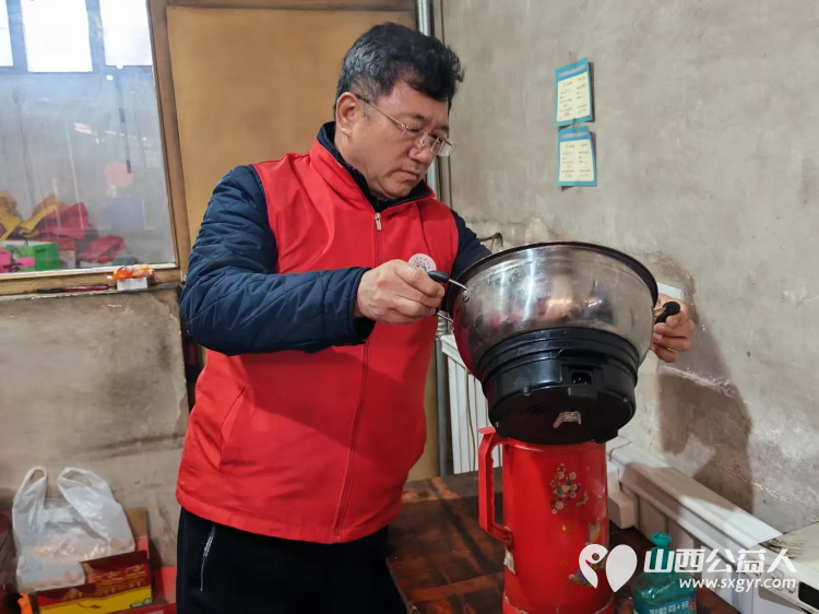介休市敬老协会志愿者走进义安镇洪湘村入户83岁特困郭士亿老人家为老人打扫室内外卫生理发做饭包饺子为每位老人送去牛奶一箱 - 第11张