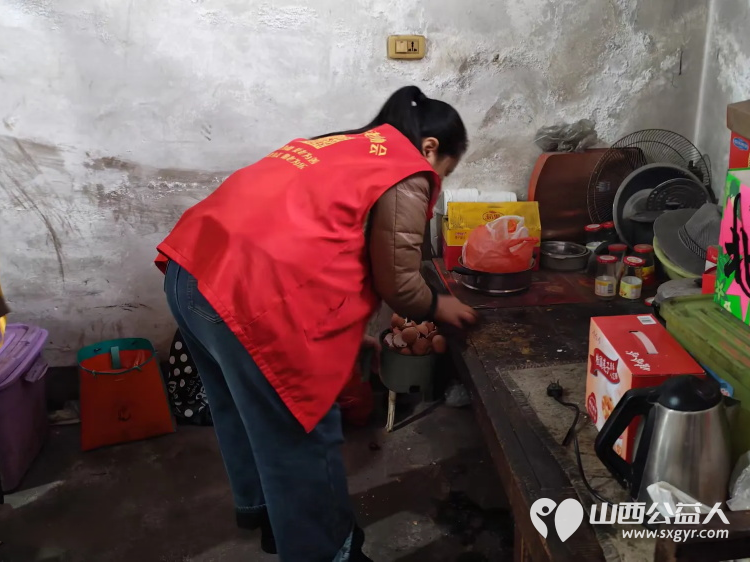 介休市敬老协会志愿者走进义安镇洪湘村入户83岁特困郭士亿老人家为老人打扫室内外卫生理发做饭包饺子为每位老人送去牛奶一箱 - 第3张