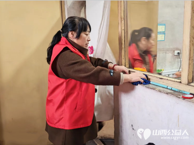 介休市敬老协会志愿者走进义安镇洪湘村入户83岁特困郭士亿老人家为老人打扫室内外卫生理发做饭包饺子为每位老人送去牛奶一箱 - 第4张