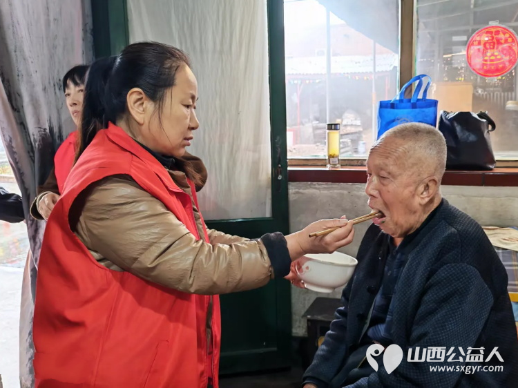 介休市敬老协会志愿者走进义安镇洪湘村入户83岁特困郭士亿老人家为老人打扫室内外卫生理发做饭包饺子为每位老人送去牛奶一箱 - 第9张