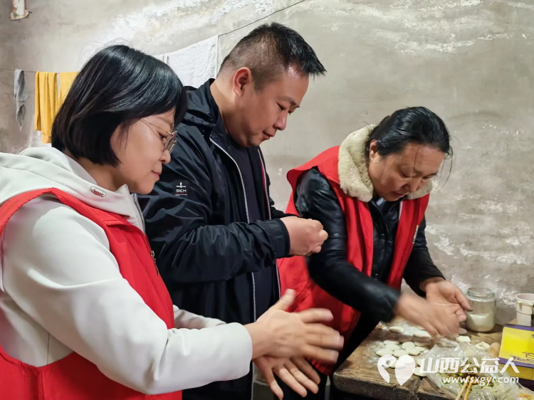 介休市敬老协会志愿者走进义安镇洪湘村入户83岁特困郭士亿老人家为老人打扫室内外卫生理发做饭包饺子为每位老人送去牛奶一箱 - 第6张