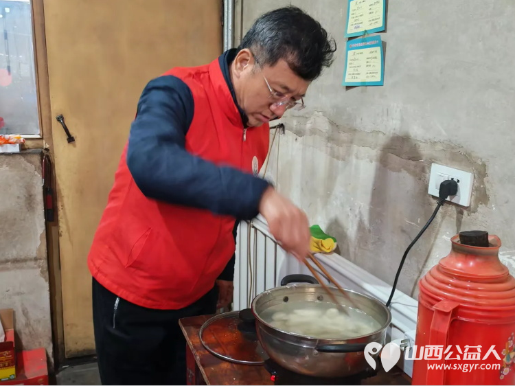 介休市敬老协会志愿者走进义安镇洪湘村入户83岁特困郭士亿老人家为老人打扫室内外卫生理发做饭包饺子为每位老人送去牛奶一箱 - 第8张