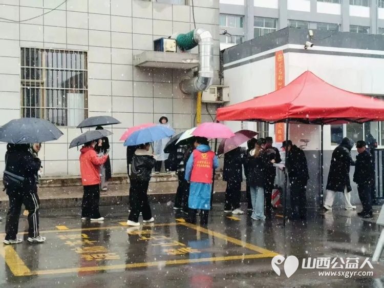 当省考遇见初雪志愿红成了最温柔的雪中人----风雪护考路志愿暖人心吕梁市离石区青年志愿者协会奔赴10个省考考点用坚守与奉献为广大考生筑起一道温暖的护航防线 - 第6张