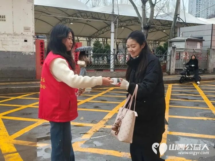 当省考遇见初雪志愿红成了最温柔的雪中人----风雪护考路志愿暖人心吕梁市离石区青年志愿者协会奔赴10个省考考点用坚守与奉献为广大考生筑起一道温暖的护航防线 - 第22张