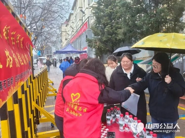 当省考遇见初雪志愿红成了最温柔的雪中人----风雪护考路志愿暖人心吕梁市离石区青年志愿者协会奔赴10个省考考点用坚守与奉献为广大考生筑起一道温暖的护航防线 - 第20张