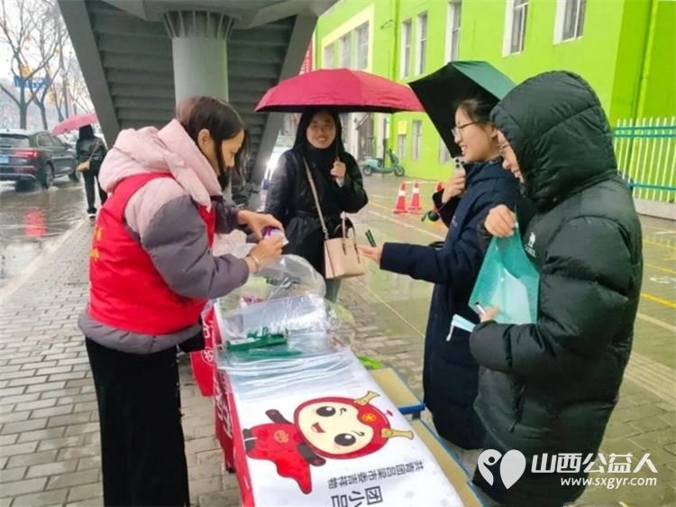 当省考遇见初雪志愿红成了最温柔的雪中人----风雪护考路志愿暖人心吕梁市离石区青年志愿者协会奔赴10个省考考点用坚守与奉献为广大考生筑起一道温暖的护航防线 - 第15张