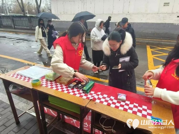 当省考遇见初雪志愿红成了最温柔的雪中人----风雪护考路志愿暖人心吕梁市离石区青年志愿者协会奔赴10个省考考点用坚守与奉献为广大考生筑起一道温暖的护航防线 - 第17张