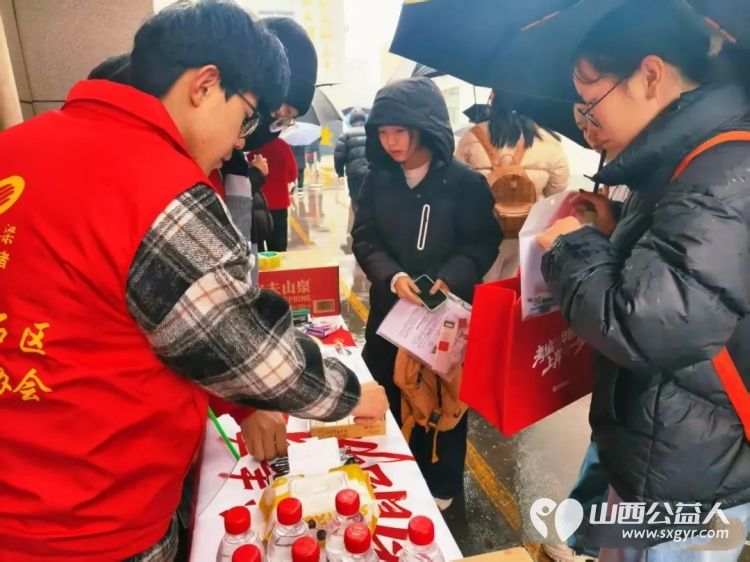 当省考遇见初雪志愿红成了最温柔的雪中人----风雪护考路志愿暖人心吕梁市离石区青年志愿者协会奔赴10个省考考点用坚守与奉献为广大考生筑起一道温暖的护航防线 - 第16张