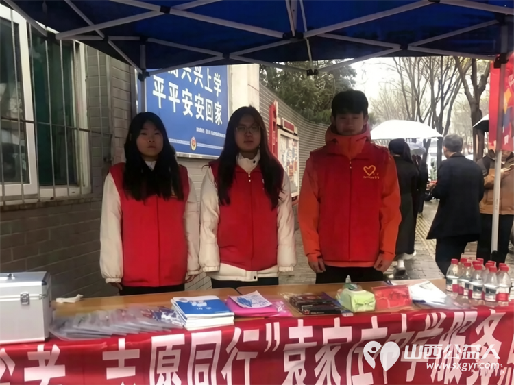 当省考遇见初雪志愿红成了最温柔的雪中人----风雪护考路志愿暖人心吕梁市离石区青年志愿者协会奔赴10个省考考点用坚守与奉献为广大考生筑起一道温暖的护航防线 - 第7张