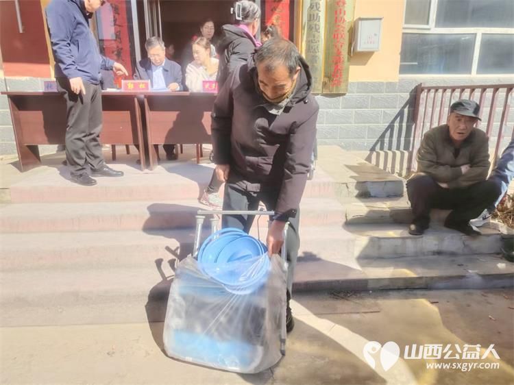 浑源爱心公益项目启动 浑源县残联为困难残疾人集中发放轮椅44辆防褥疮气床垫28床坐便椅26把解决困难残疾人的实际问题浑源县残志协志愿者参加了活动 - 第13张 - 山西公益人 浑源爱心公益项目启动 浑源县残联为困难残疾人集中发放轮椅44辆防褥疮气床垫28床坐便椅26把解决困难残疾人的实际问题浑源县残志协志愿者参加了活动 - 第13张