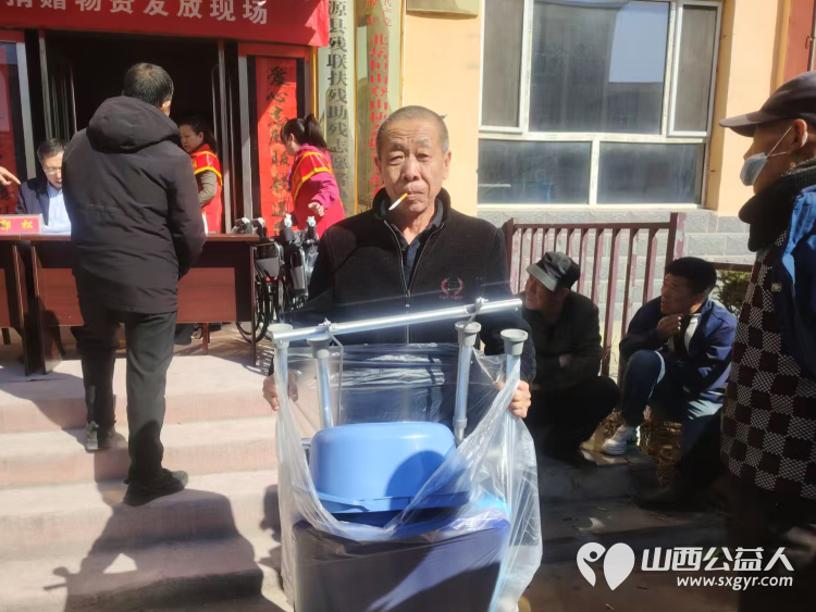 浑源爱心公益项目启动 浑源县残联为困难残疾人集中发放轮椅44辆防褥疮气床垫28床坐便椅26把解决困难残疾人的实际问题浑源县残志协志愿者参加了活动 - 第12张 - 山西公益人 浑源爱心公益项目启动 浑源县残联为困难残疾人集中发放轮椅44辆防褥疮气床垫28床坐便椅26把解决困难残疾人的实际问题浑源县残志协志愿者参加了活动 - 第12张