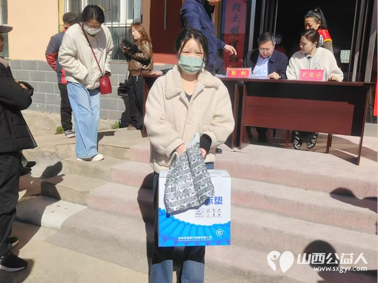 浑源爱心公益项目启动 浑源县残联为困难残疾人集中发放轮椅44辆防褥疮气床垫28床坐便椅26把解决困难残疾人的实际问题浑源县残志协志愿者参加了活动 - 第9张 - 山西公益人 浑源爱心公益项目启动 浑源县残联为困难残疾人集中发放轮椅44辆防褥疮气床垫28床坐便椅26把解决困难残疾人的实际问题浑源县残志协志愿者参加了活动 - 第9张