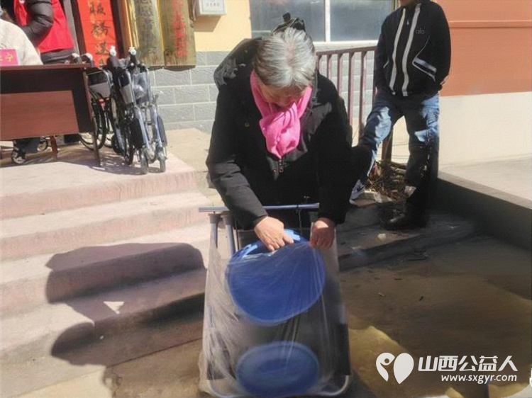浑源爱心公益项目启动 浑源县残联为困难残疾人集中发放轮椅44辆防褥疮气床垫28床坐便椅26把解决困难残疾人的实际问题浑源县残志协志愿者参加了活动 - 第11张 - 山西公益人 浑源爱心公益项目启动 浑源县残联为困难残疾人集中发放轮椅44辆防褥疮气床垫28床坐便椅26把解决困难残疾人的实际问题浑源县残志协志愿者参加了活动 - 第11张
