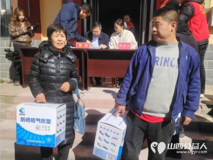 浑源爱心公益项目启动 浑源县残联为困难残疾人集中发放轮椅44辆防褥疮气床垫28床坐便椅26把解决困难残疾人的实际问题浑源县残志协志愿者参加了活动 - 第8张 - 山西公益人 浑源爱心公益项目启动 浑源县残联为困难残疾人集中发放轮椅44辆防褥疮气床垫28床坐便椅26把解决困难残疾人的实际问题浑源县残志协志愿者参加了活动 - 第8张