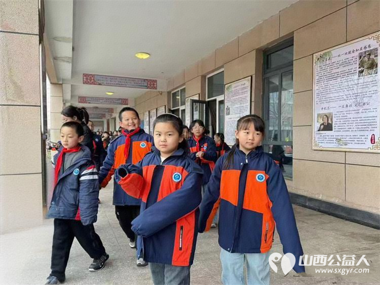 长治市正能量公益志愿服务屯留区办事处组织爱心志愿者来到麟绛小学开展“雷锋精神走进校园，爱心浇灌祖国花朵”公益宣讲活动 - 第14张