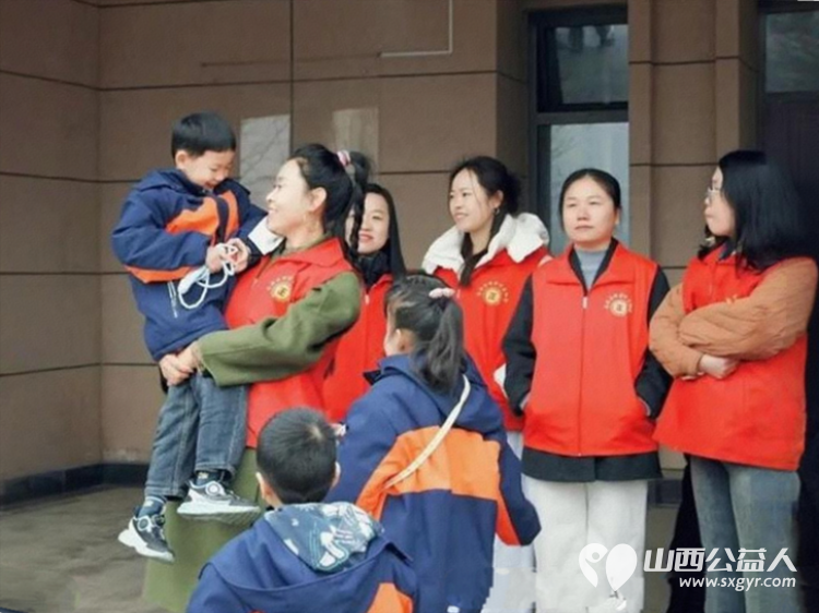 长治市正能量公益志愿服务屯留区办事处组织爱心志愿者来到麟绛小学开展“雷锋精神走进校园，爱心浇灌祖国花朵”公益宣讲活动 - 第13张